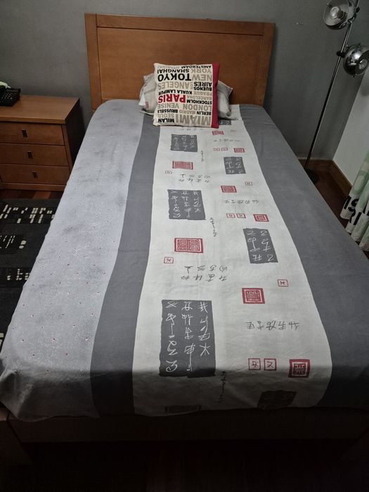 Cama de solteiro e mesinha de cabeceira