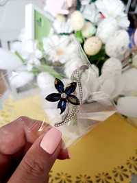 Śliczna broszka kwiat z granatowymi kryształkami cyrkonie