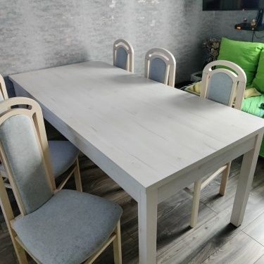 Stół do salonu z krzesłami