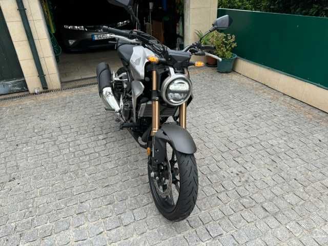 Honda CB300R Neo Sports Café Cinza 2000KMs