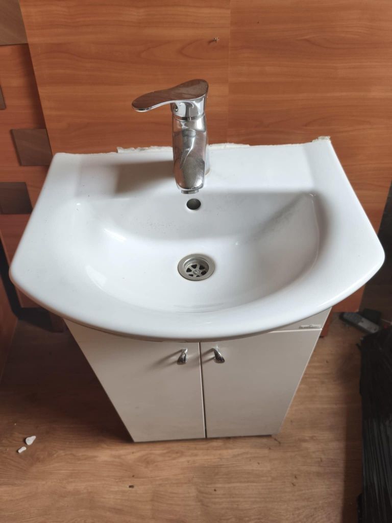 Szafka z umywalką i kranem