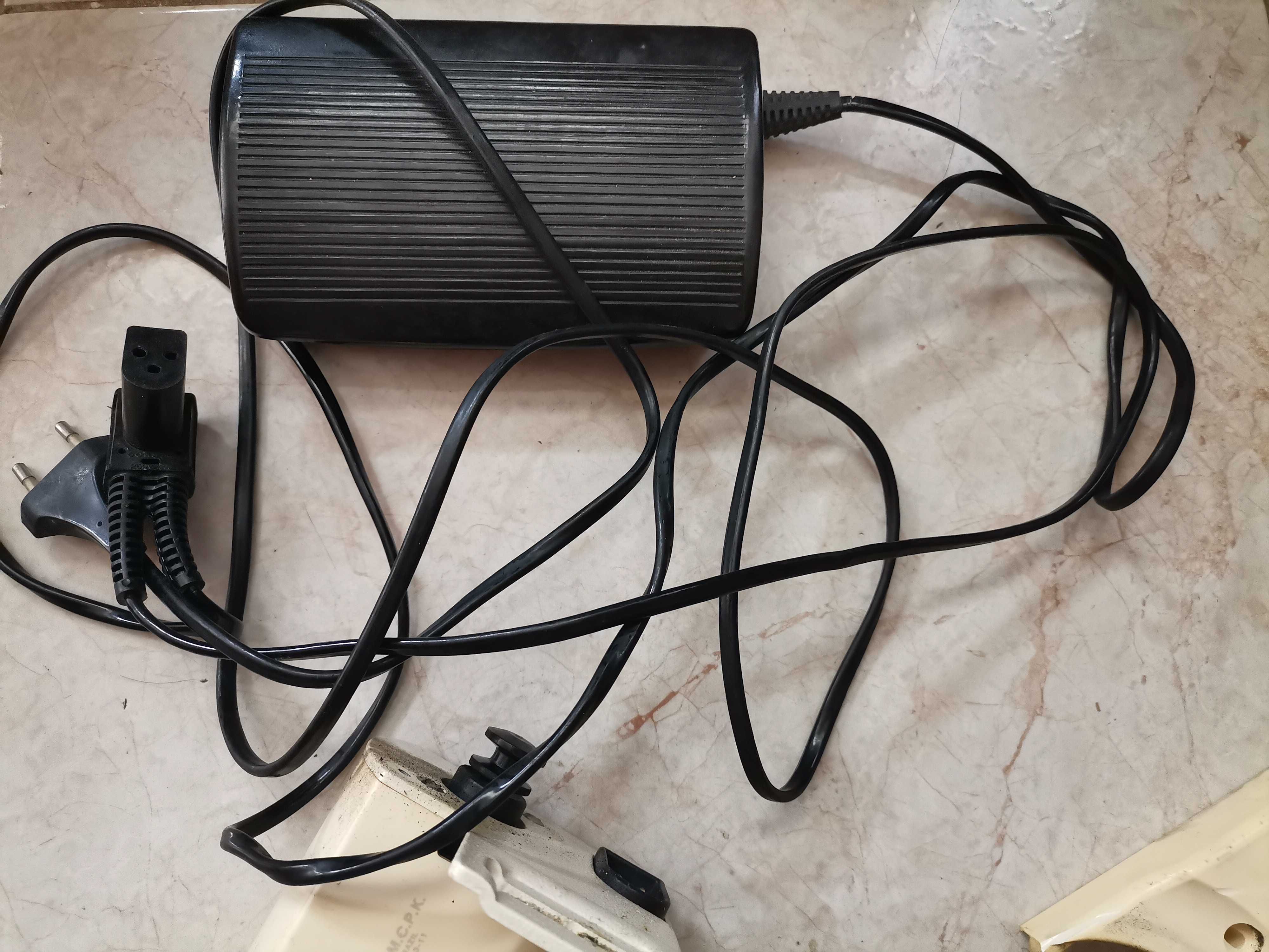 Motor elétrico e pedal para máquina de costura