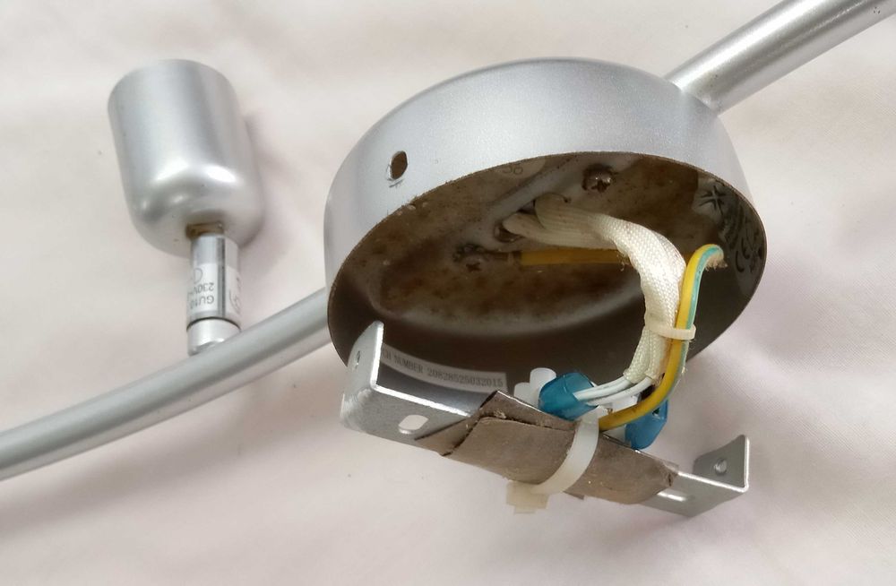 Candeeiro de teto, com 4 lâmpadas, por 10€