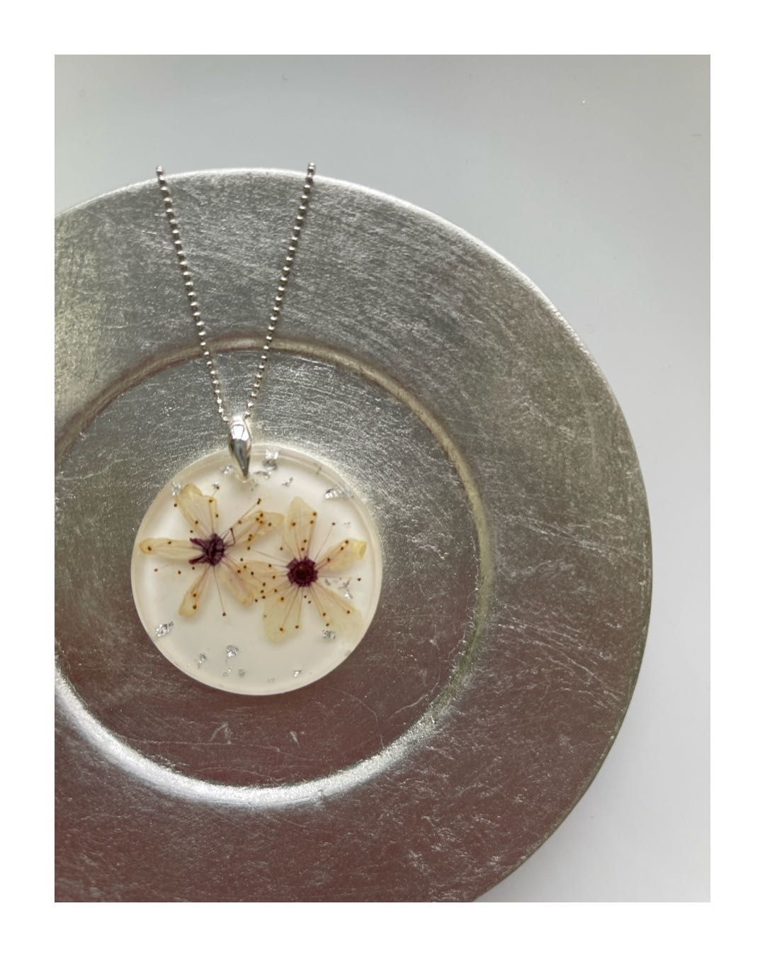 Zawieszka „fleurs jaunes” biżuteria handmade żywica srebro