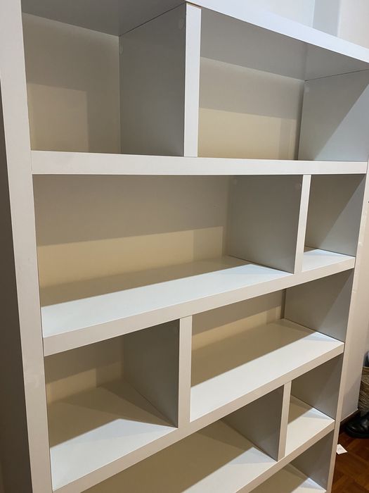 Estante branca com cubiculos