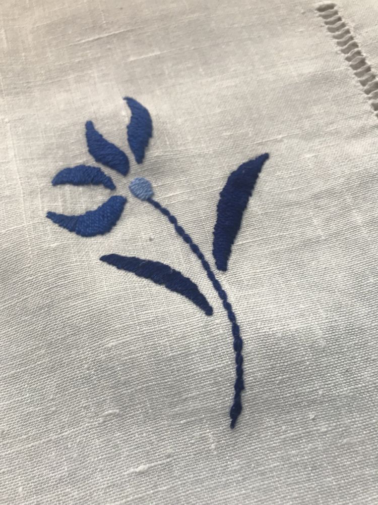 Biały obrus lniany haftowany vintage niebieskie kwiaty haft