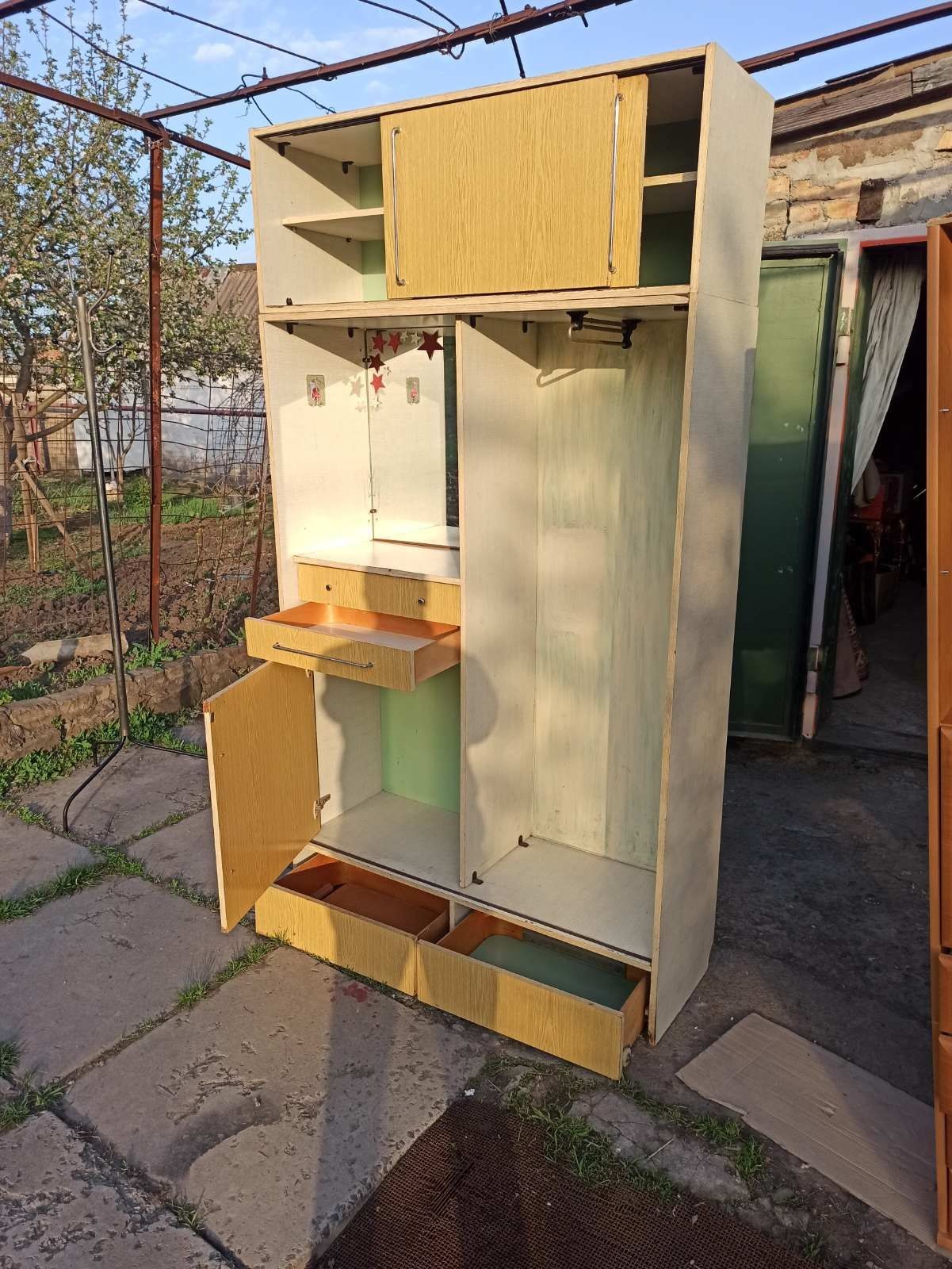Продам прихожую с раздвежными дверями