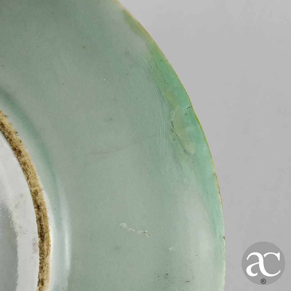 Prato Celadon China decorado com pássaros, borboletas e flores séc XIX