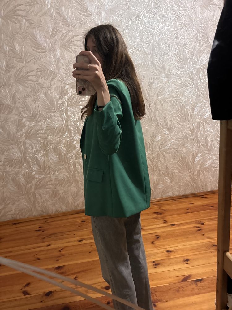 Жіночий, класичний піджак зеленого кольору