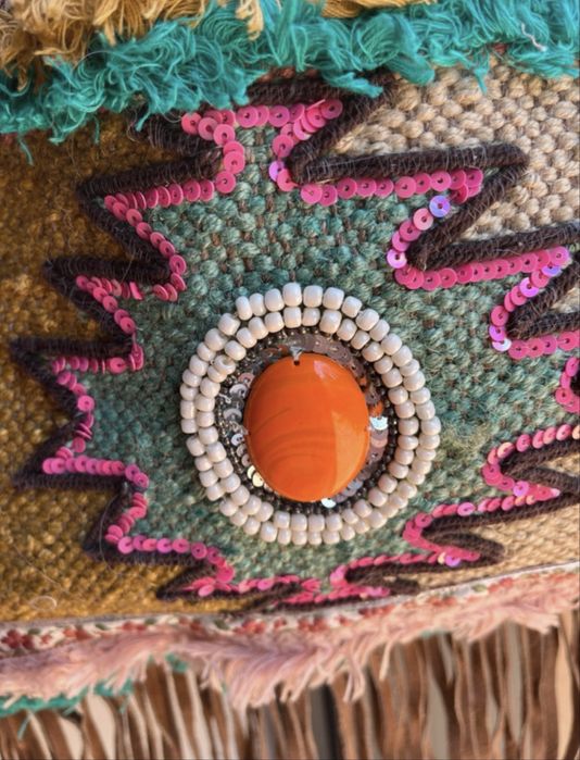 Saco de juta com pedras e lantoujolas