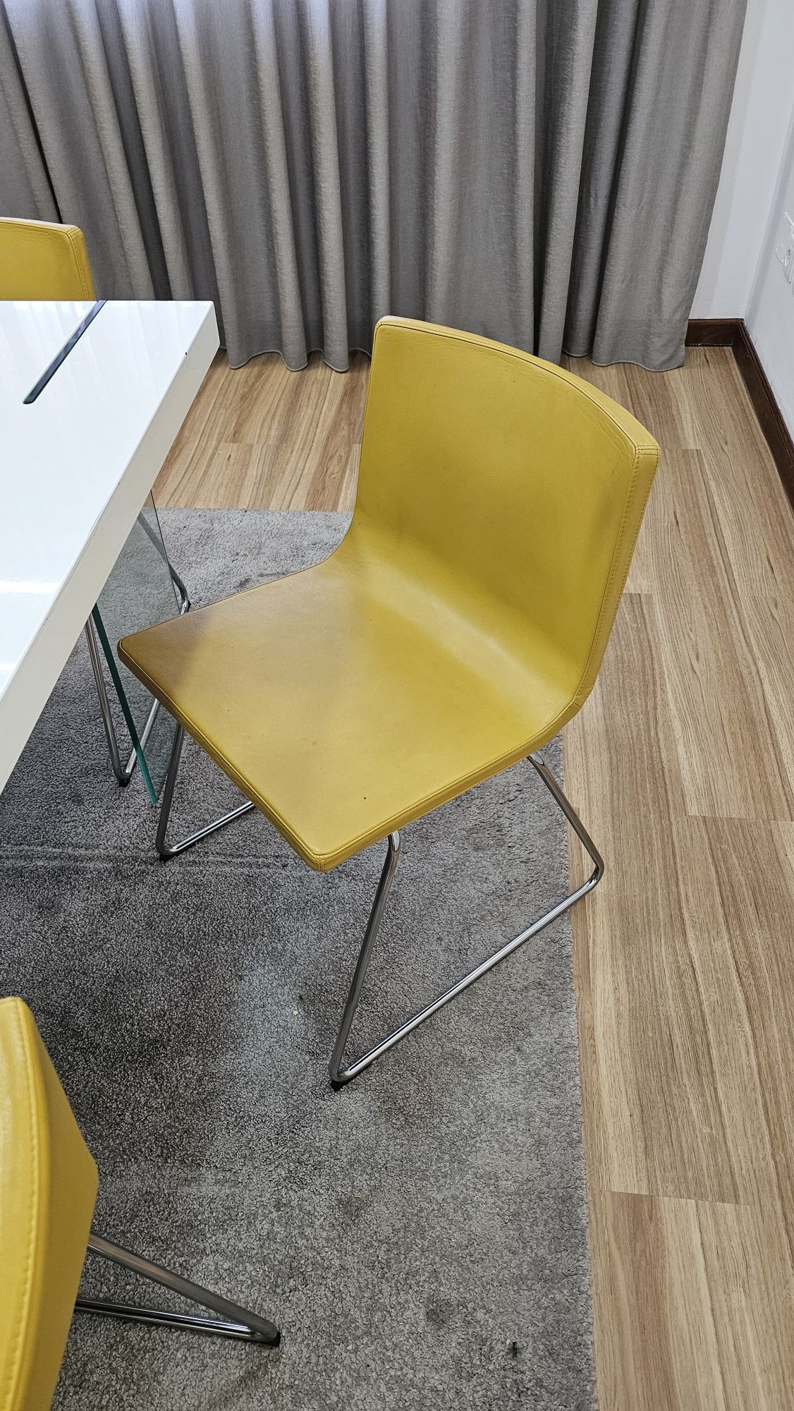 Conjunto de mesa e 6 cadeiras