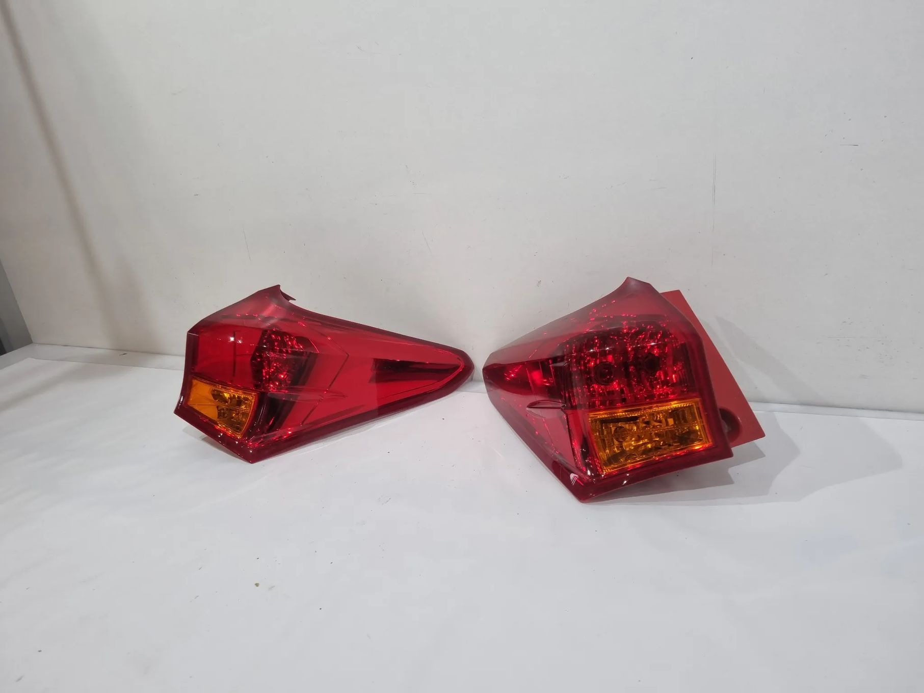 TOYOTA AURIS II KOMBI LAMPA TYŁ LEWA PRAWA EUROPA