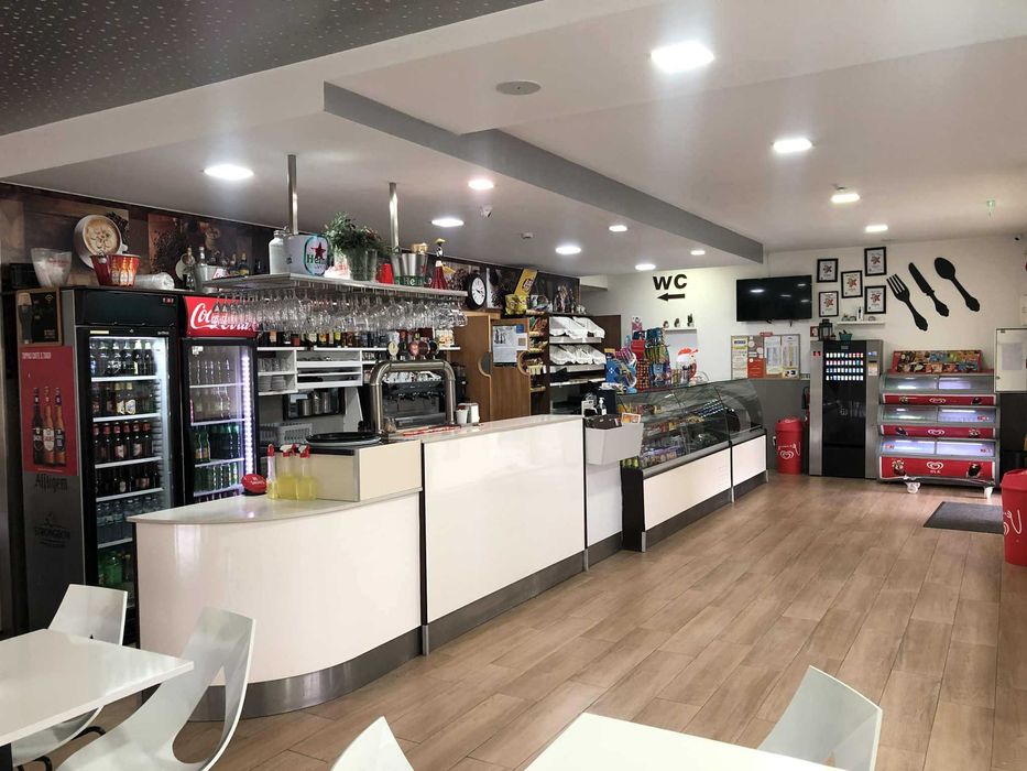Café/Restauração totalmente equipado e mobilado.