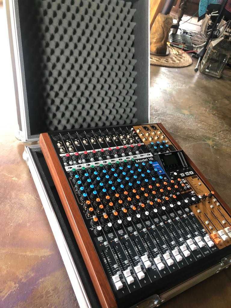 Tascam Model 16  i Case