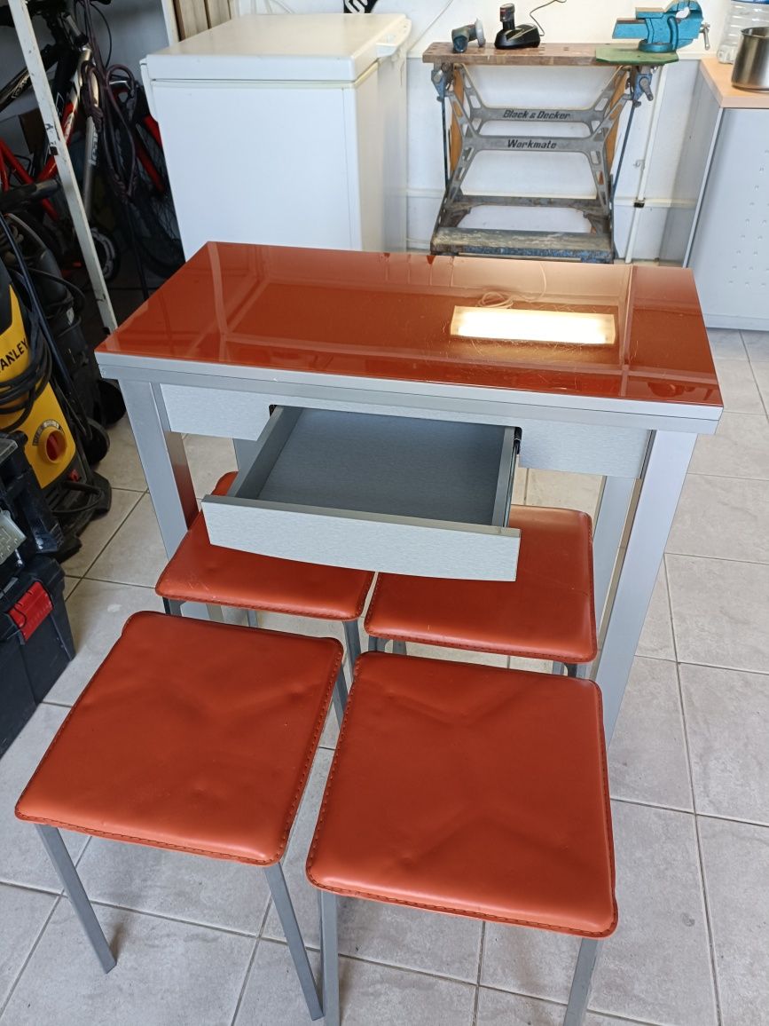 Mesa com cadeiras