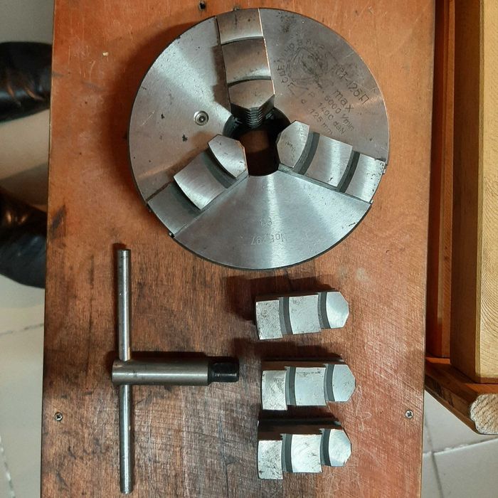 Патрони токарні Бізон новий на 125 та б/у 200, різці, планшайби на 160