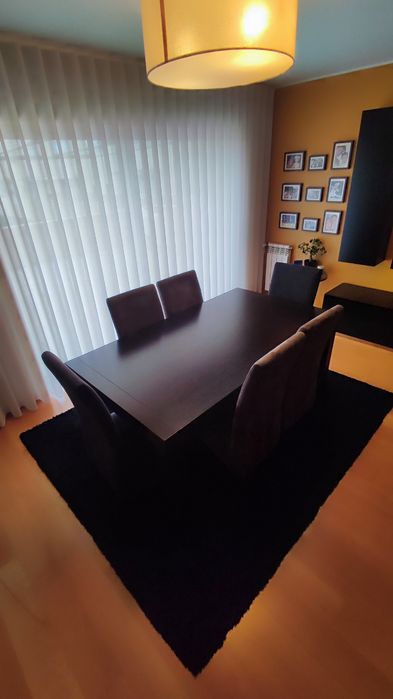 Mesa e cadeiras de jantar