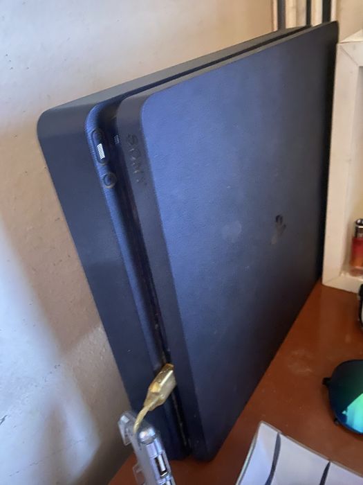 Ps4 + comando e cabos