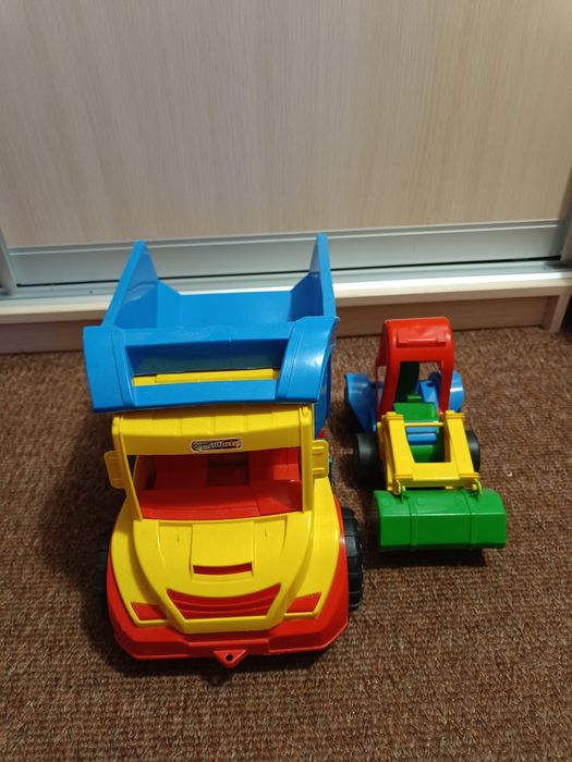 Іграшки (фура та комбайн)