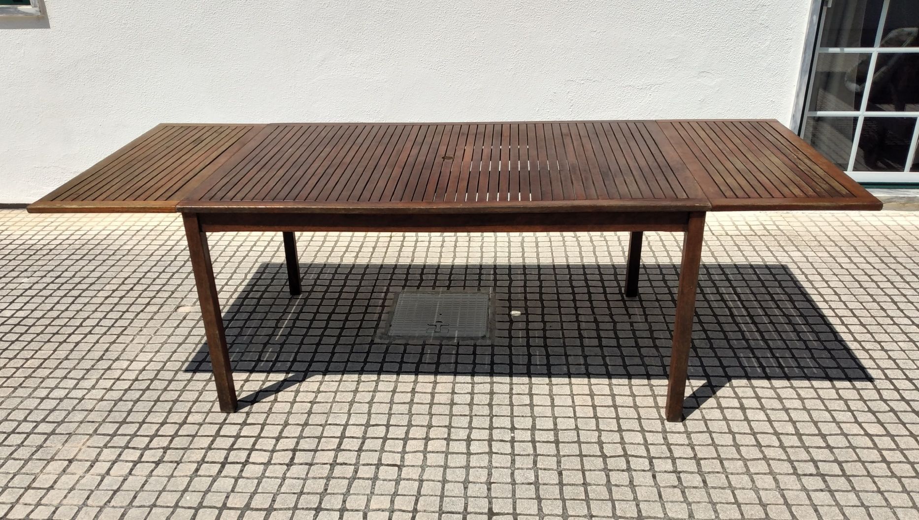 Mesa e 8 Cadeiras de Jardim em Madeira. Torres Vedras.