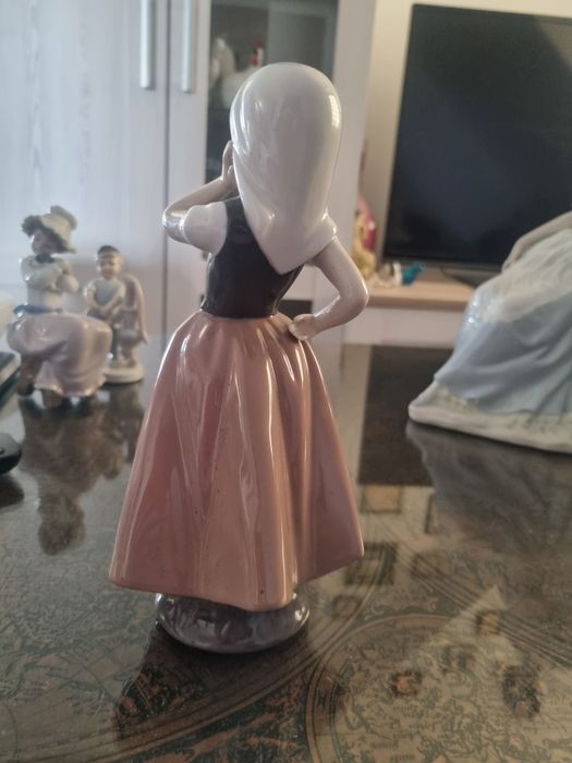 Porcelana Nao LLadro/Hiszpania- figurka dziewczyny