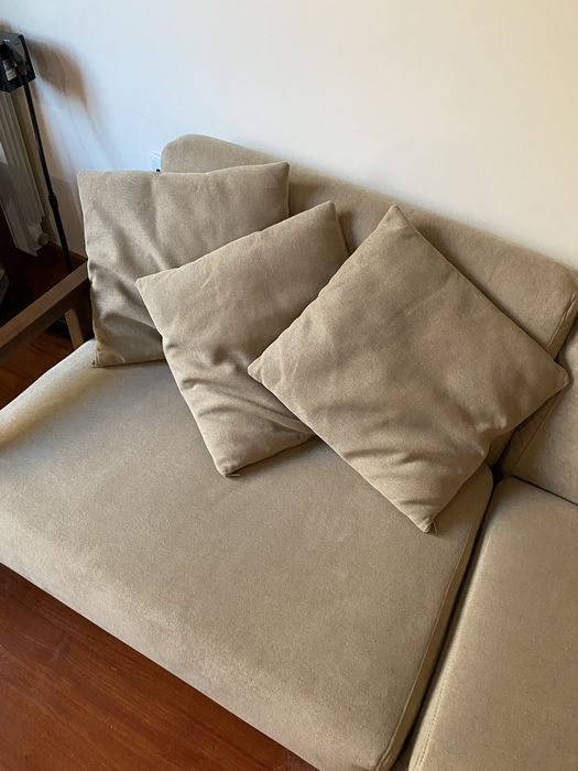 Sofa de madeira em bom estado