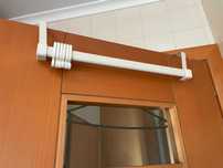 bengaleiro para a porta com varios cabides