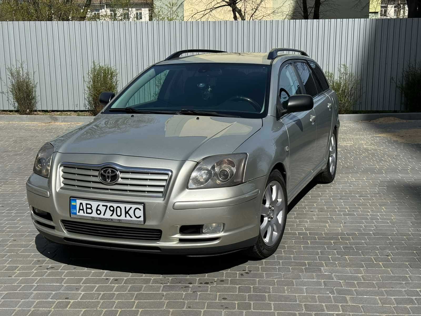 Легковий автомобіль. Тойота Авенсіс 2004 рік. 2.0 дизель