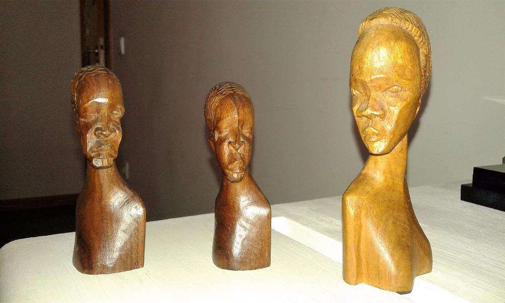 3 Estátuas em madeira Africana são pequenas