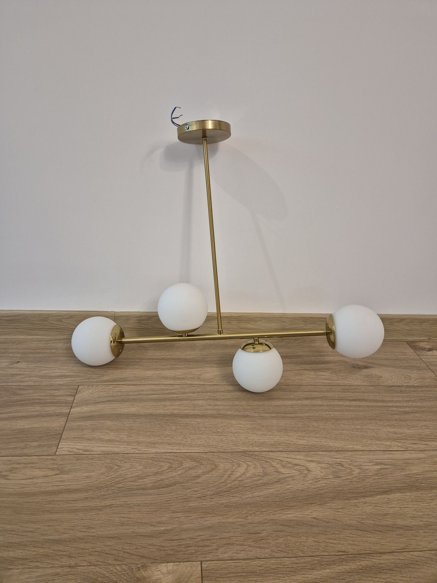 Lampa złota z białymi kloszami do pokoju, kuchni