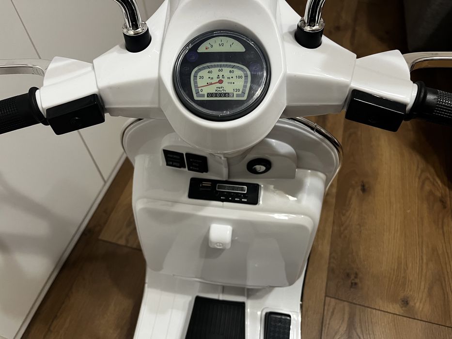 skuter motocykl elektryczny na akumulator vespa piaggo px150 biały