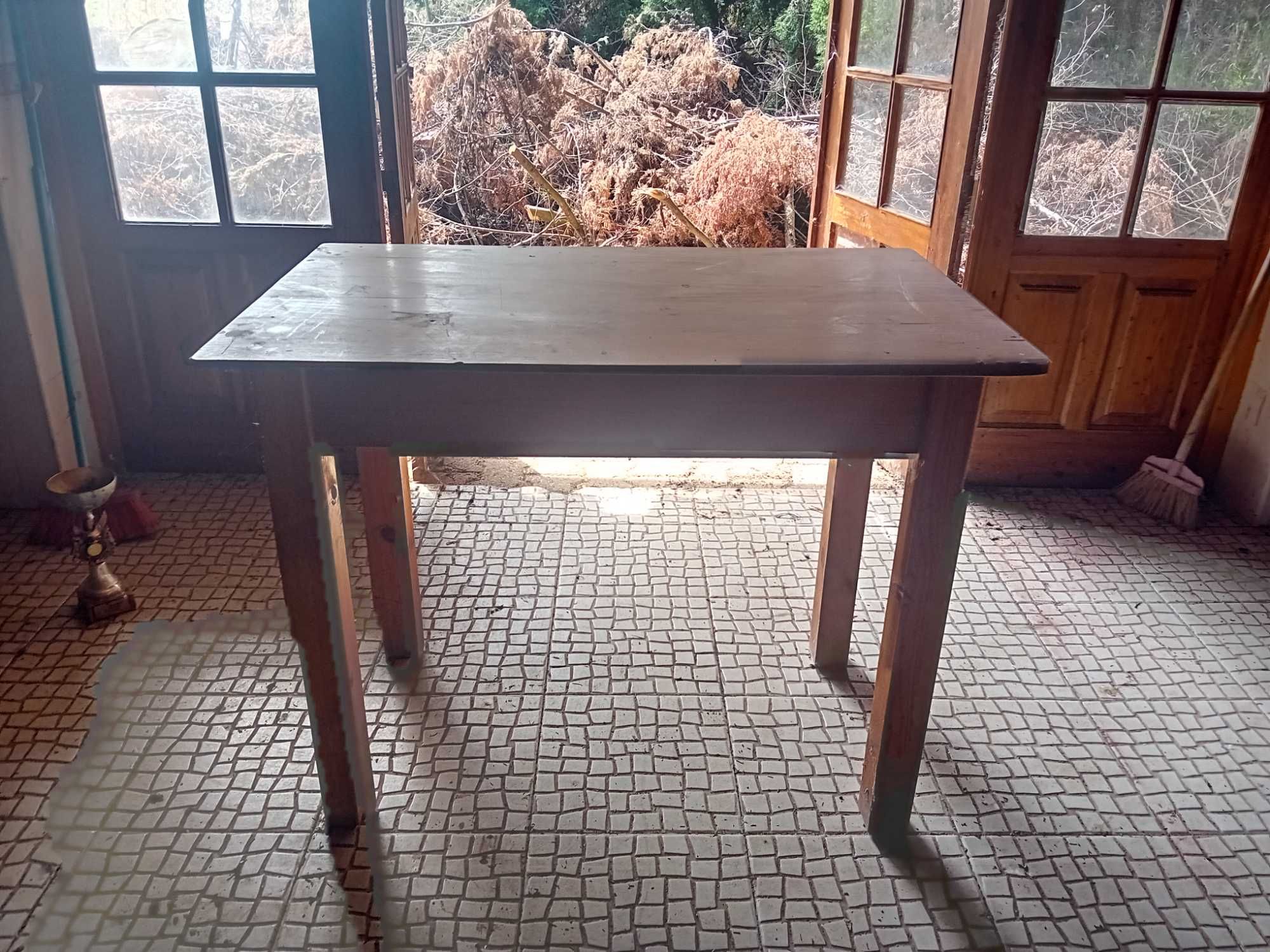 Mesas de café e bancos de correr.