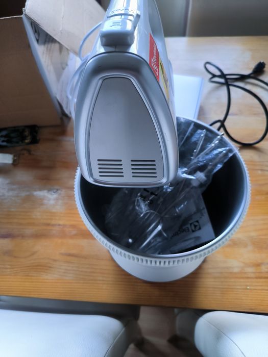 Mikser ręczny z miską Elektrolux ESM330