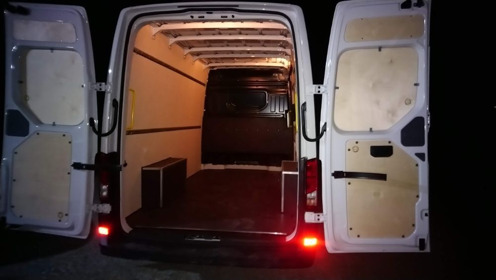 VW Crafter L4H3 Standardowa zabudowa przestrzeni ładunkowej auta
