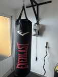 Saco Boxe Everlast 36 kilos com suporte de parede.