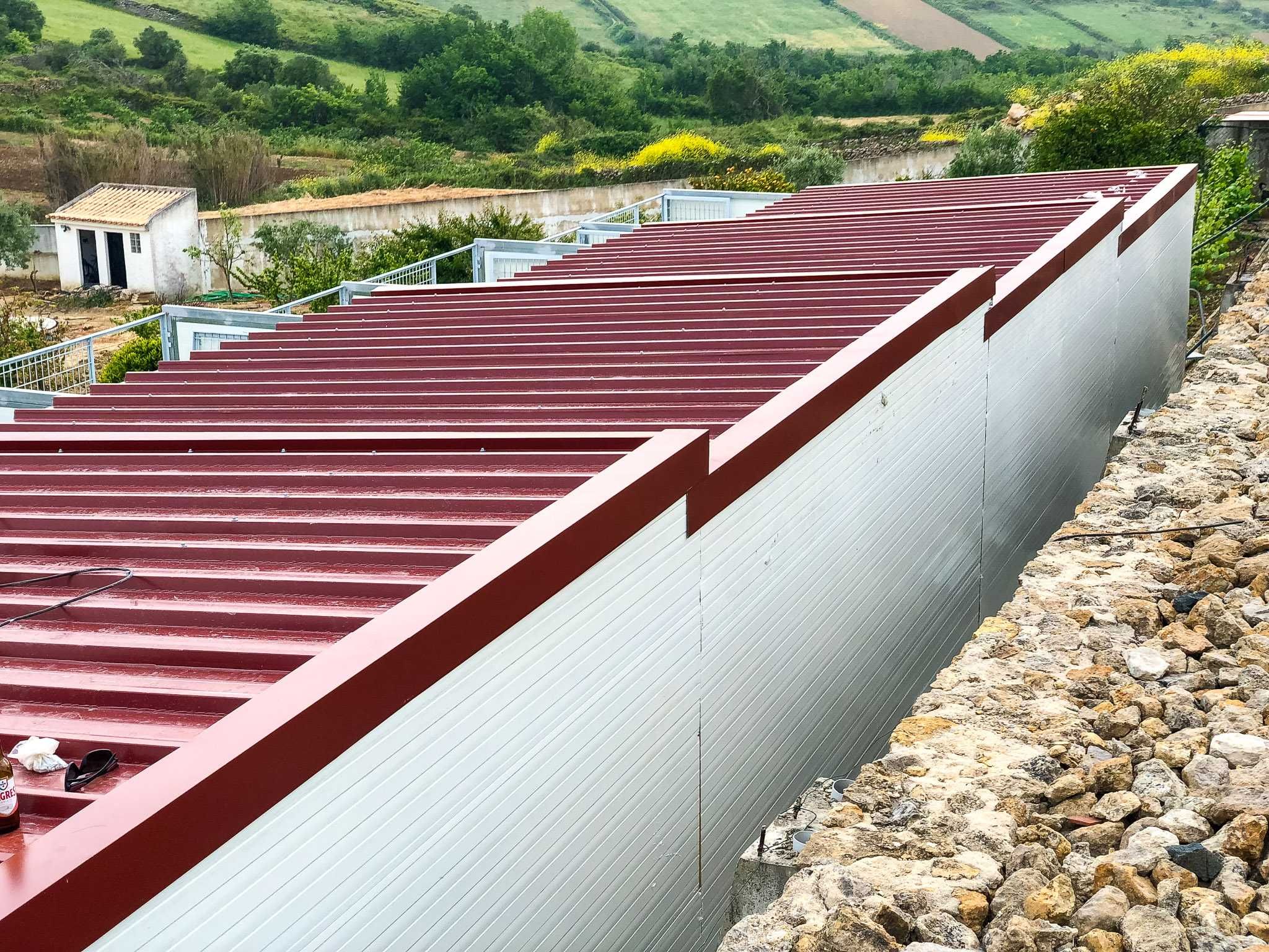 Canil Profissional Modular 8 Boxes | Aço Galvanizado + Chapa Isolada