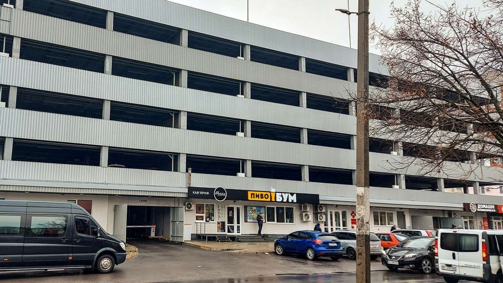 Продам паркомісце на леваді