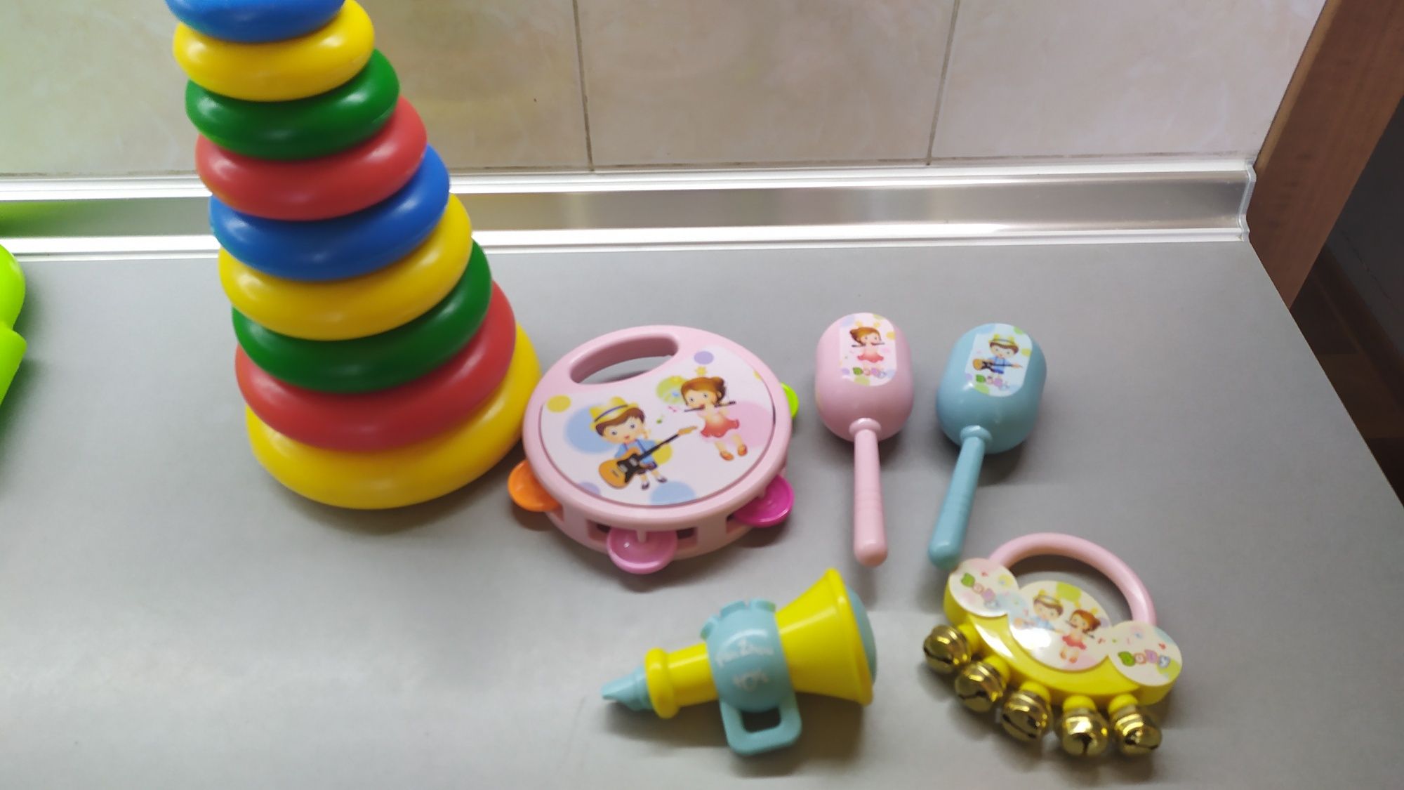 Іграшки для дитини до року,брязкальця,каталка