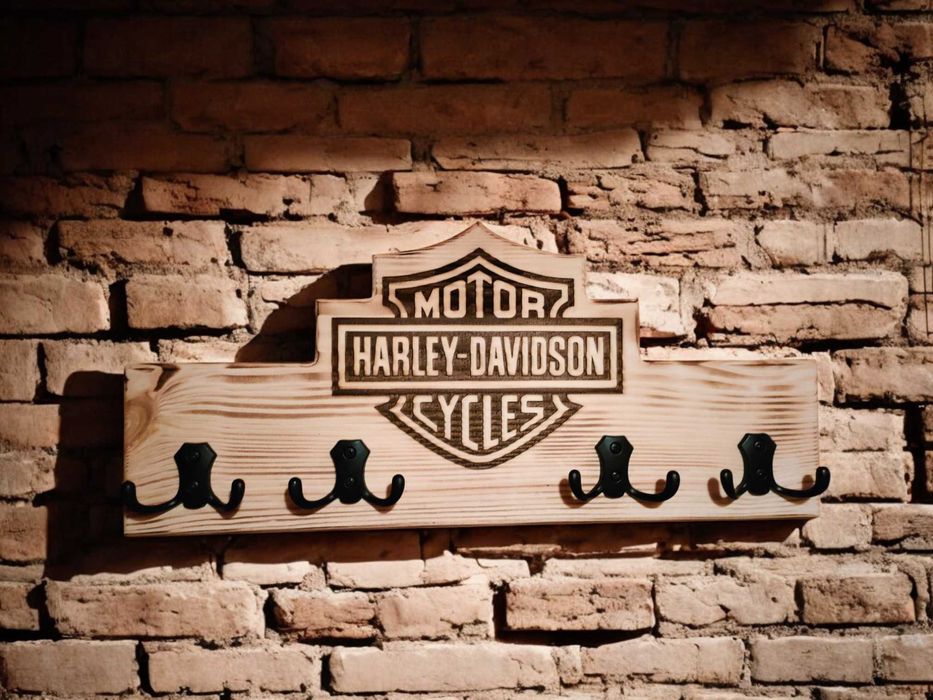 Drewniany wieszak na ubrania z logiem Harley-Davidson