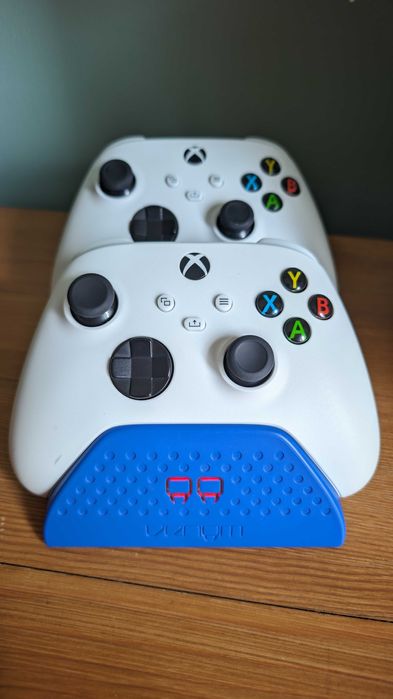Xbox Series S 512 GB + 2 pady + 2 aku + stacja dokująca Venom