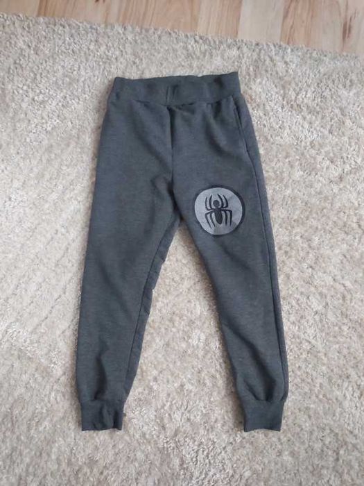 Szare dresy Spider-Man 128 cm chłopięce Busen