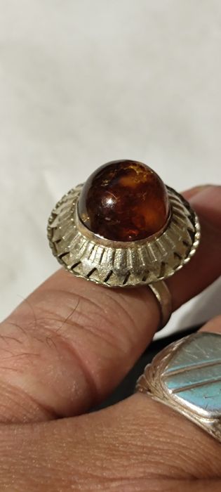 Posrebrzane pierścionki z bursztynem z PRL-u