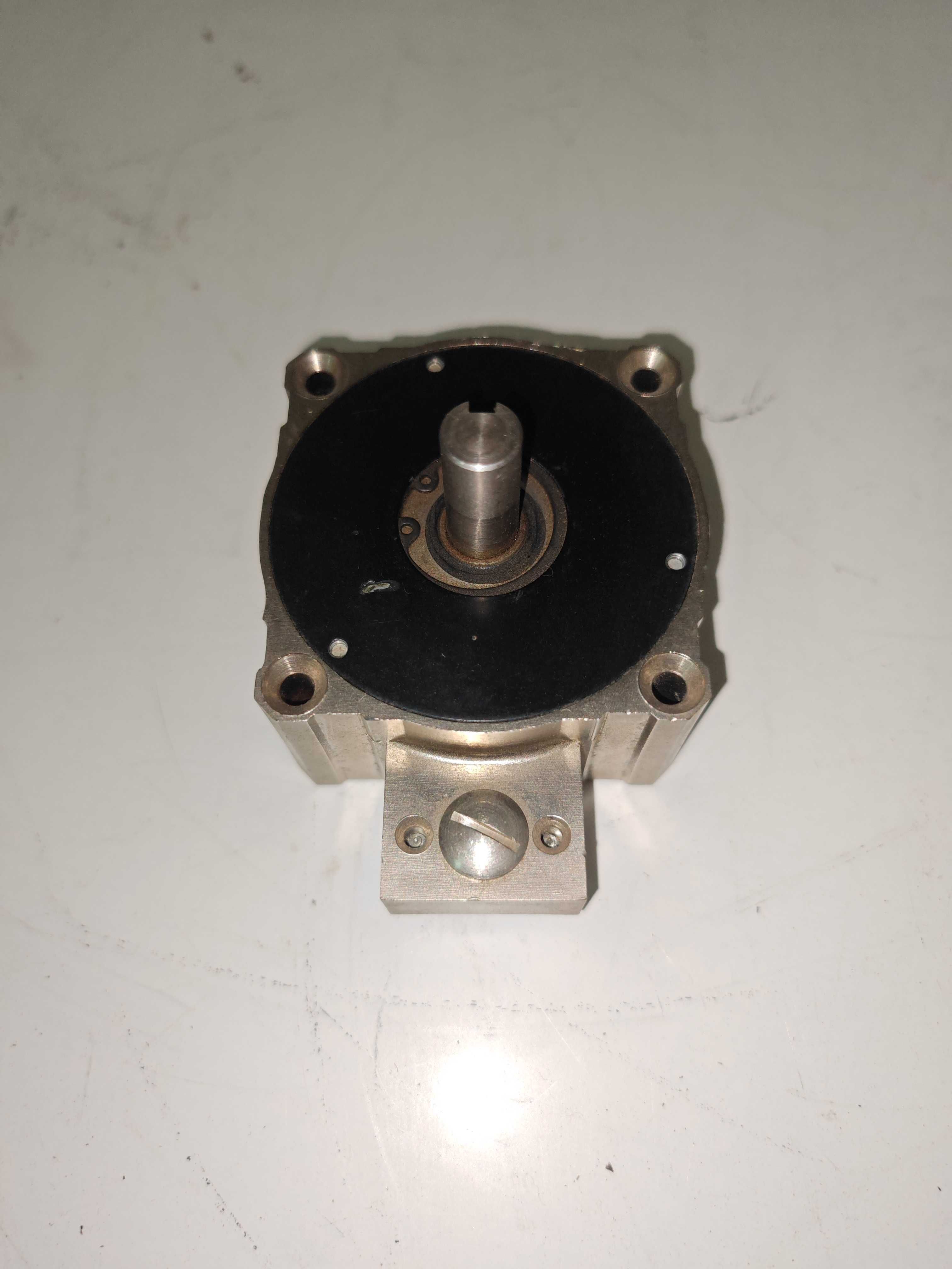 Servo motor Yaskawa 09A22K  + Outros motores e encoders