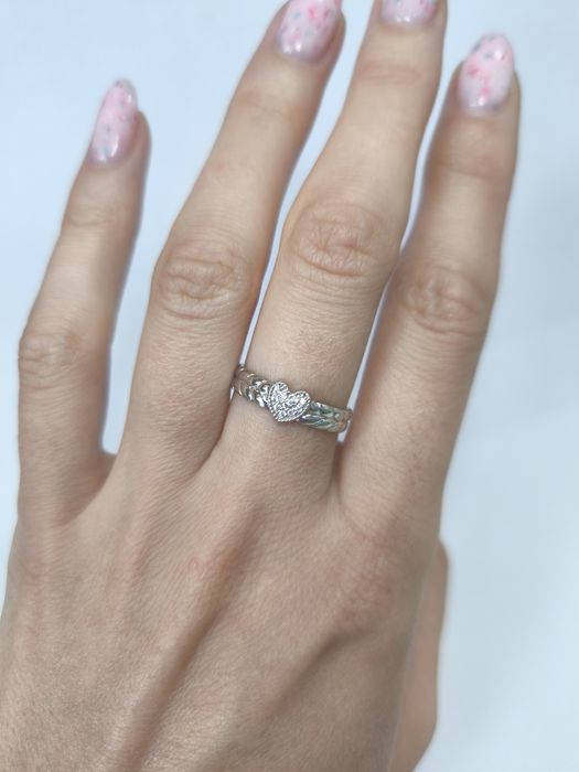 Кольцо золотое белое 17 Сердечко