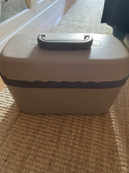 Mala Desley e cor creme escuro