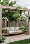 Pergola ogrodowa z huśtawką
