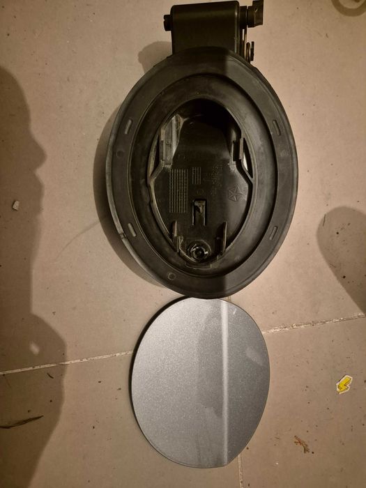 otwieranie wlewu baku paliwa Chrysler Pacyfica 2018 hybryda