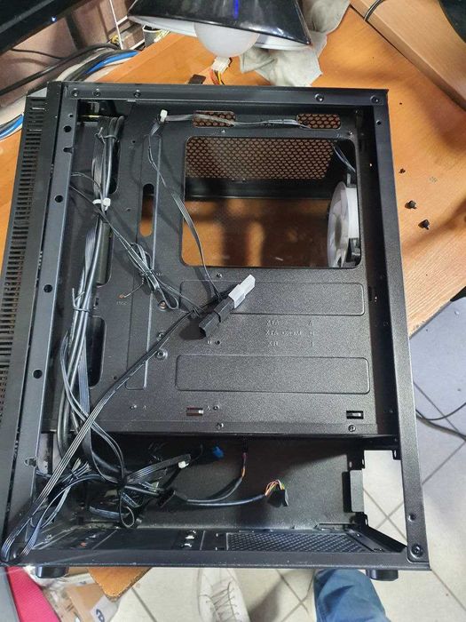 Корпус полноразмерный ATX Qube QB бок стекло. 2 вент 200 мм и 120 ARGB