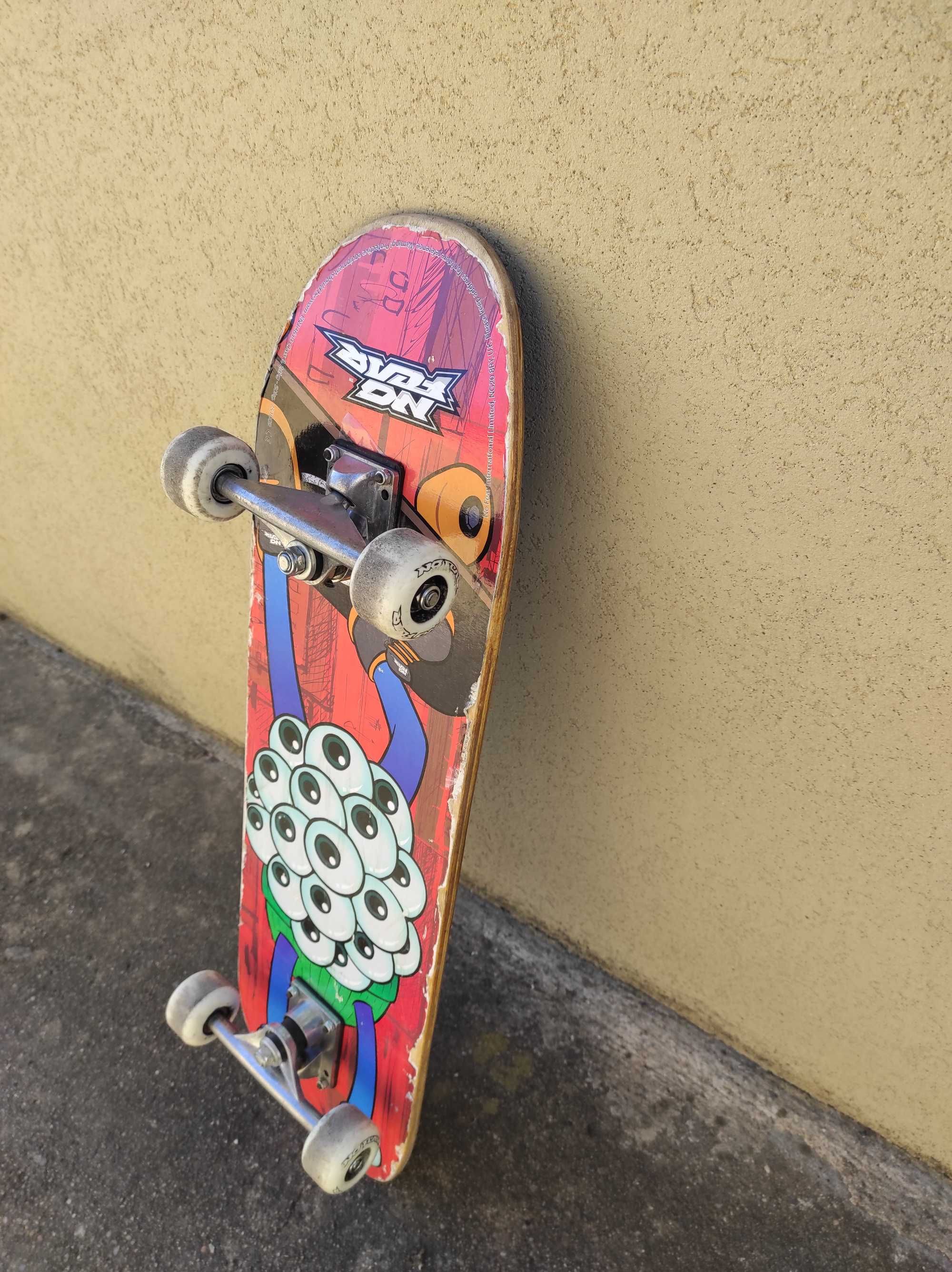 Skate com 65cm de comprimento em ótimo estado de funcionamento