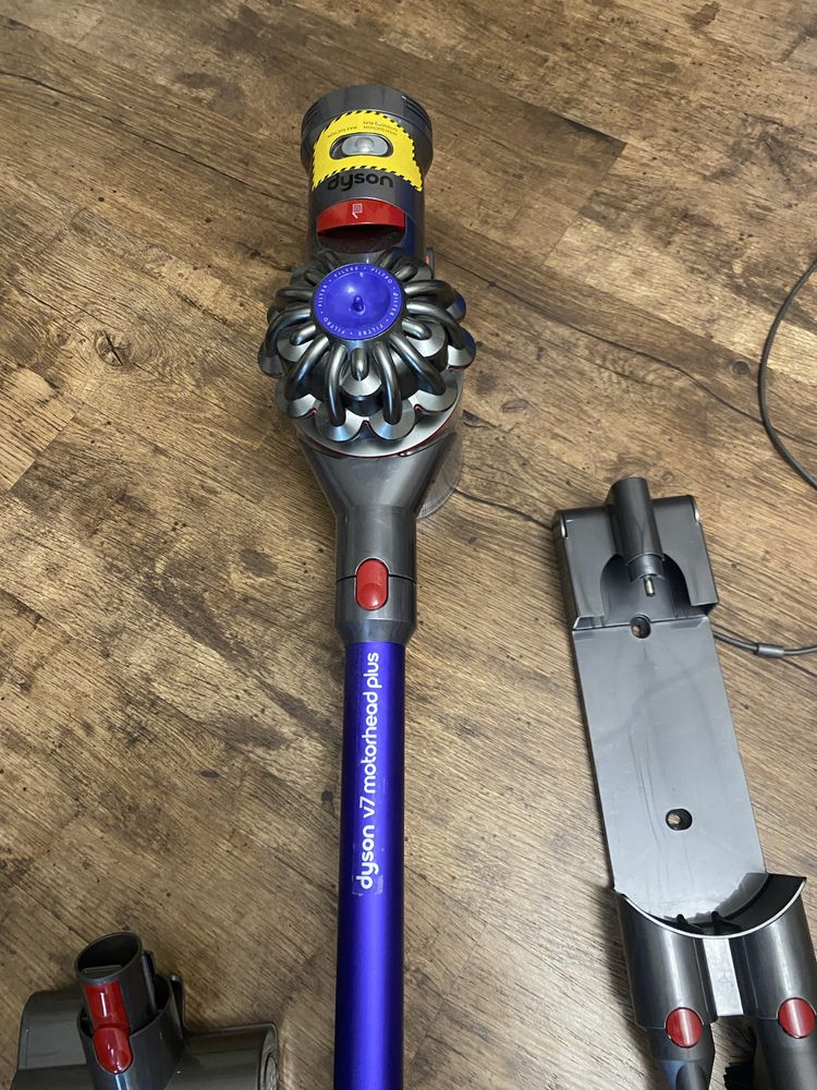 Пылесос аккумуляторный Dyson V7 motorhead plus